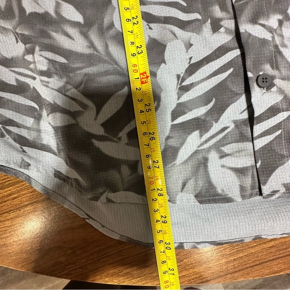 Lululemon Men’s Airing Easy Short Sleeve Button-Down in Spray Leaf Rhino Gray - Picture 9 of 9